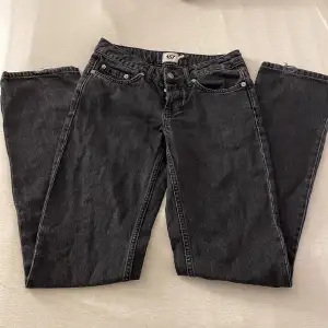 Dessa svarta jeans från lager 157 som tyvärr är för små för mig💕 de är lite trasiga som ni ser på tredje bilden längst ner på jeansen.