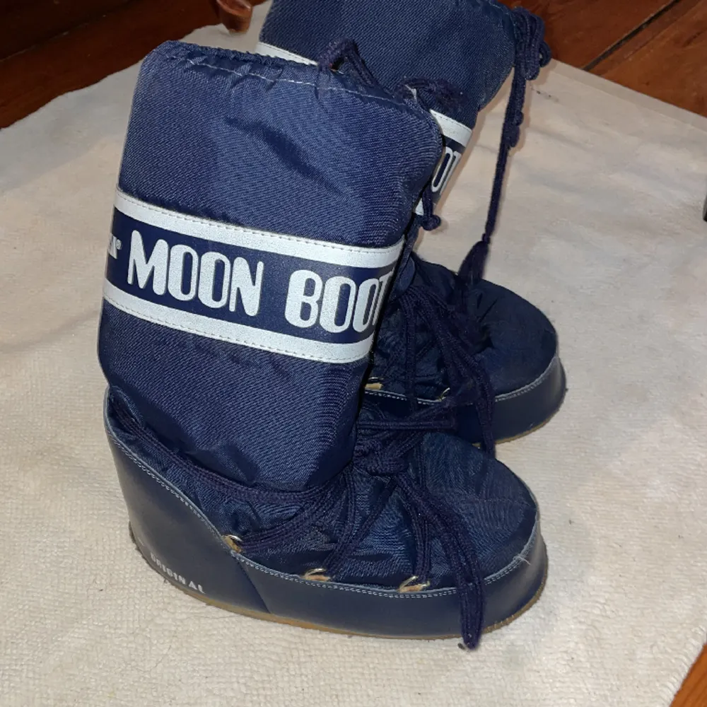 Feta moonboots strlk 39/41 dom är väldigt fräsha bara nån fläck innuti och snörerna är lite fransiga. Skor.