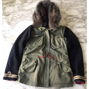 Project foce jacka nyskick  - Säljer min fina jacka från project foce i absolut nyskick. Kan användas på våren samt hösten med då man kan ta av innerjackan. Passar någon med storlek 34-36. Väldigt dyr i inköp. Finns vid Liljeholmskajen eller kan skickas mot fraktkostnad 