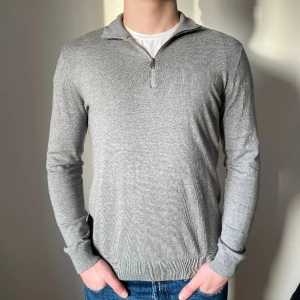 Grå stickad half zip - Grå stickad half zip från selected homme Storlek: S-M Nypris: 499 Mitt pris: 249 Skick 9/10