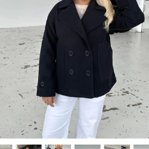 kappa från design by si - Hej! Säljer nu min kappa från design by si då den inte riktigt är min stil. Jag köpte den för ungefär 1 år sen och den ser fortfarande ut som ny då jag använt den väldigt få gånger. Köpte för 800 men kan sänka priset, skriv för fler bilder💗