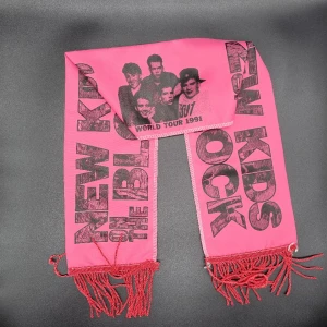 New Kids on the Block NKOTB hslsduk fr. 1991 - Helt oanvänd på alla sätt  Storlek ca 90 x 15 cm.