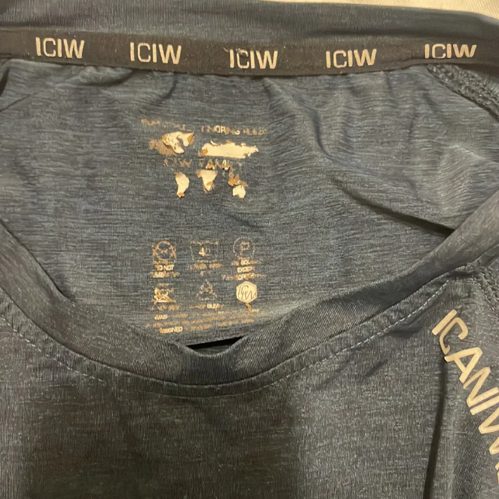 Tränings-T-Shirt från ICIW. Använd flera gånger men fortfarande hel och ren förutom texten i nacken på insidan av t-shirten (se bild).. T-shirts.