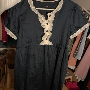 Lolita klänning - Så vacker klänning som tyvärr sitter konstigt på min kropp(😭)  Jättevacker