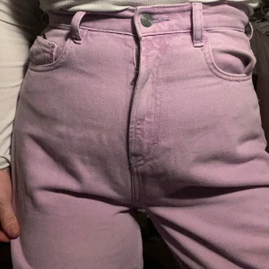KARVE jeans - Lila/ rosa jeans från karve! Använda en två gånger. Köpta på carlings🎀