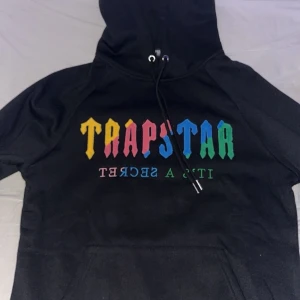 Trapstar Hoodie - Helt oanvänd Trapstar hoodie i väldigt fin färg inne nu. Den är väldigt skön och kan skydda dig från kylan bra 👍🔥. Hesitera inte att skriva meddelande vid fler frågor eller intresse. 