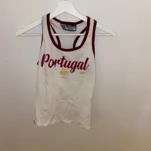 Ett linne köpt i Portugal med texten ”Portugal” stl Xs