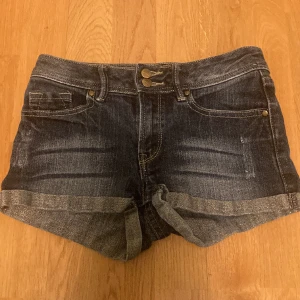 Jeans shorts - Hej, jag säljer dessa super söta jeansshorts eftersom de är för små för mig. Står ingen storlek men jag skulle säga att det är ungefär xs. Köpta här på Plick och inga defekter💗 pris kan diskuteras💗