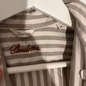 Snygg randig skjorta från Stenströms skjortbutik.  Använd ett par gånger men fortfarande i gott skick.