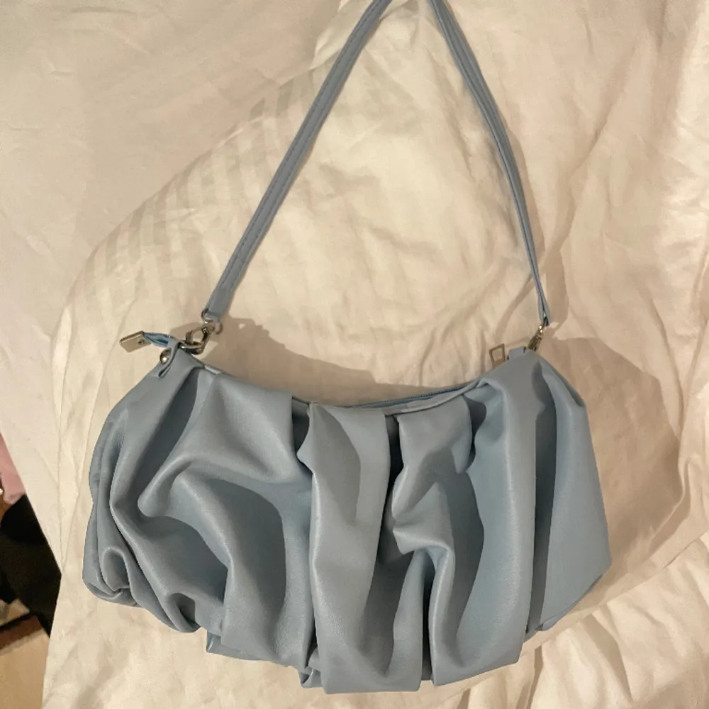 Så gullig blå liten väska, använd sparsamt så som ny! 🩵. Väskor.