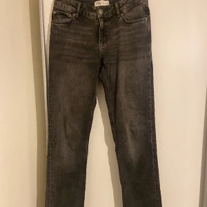 Zara jeans  - Gråa raka jeans ifrån zara, sitter jättefint. Storlek 38 men går på mig som är mellan 36/38 på byxor. 200kr