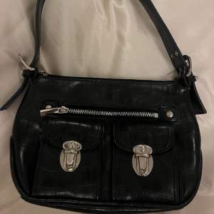 Snygg svart handväska som har en väldigt liten defekt vid axelbandet 💕