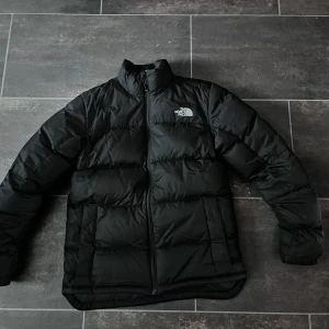 The North Face Jacka - Hej, jag säljer min TNF puffer jacka, nypris ligger på runt 3! Jag har haft den i ca 8 månader, jag köpte den på Stadium i år 2023. Skick är 9/10 främsta anledningen är att jag har använt den😊. Vad jag vet har den inga defekter! Kom dm, pris diskuteras💨