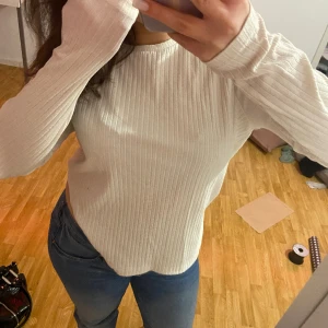 långärmad topp - jättefin ribbad vit långärmad tröja, skriv för frågor💞