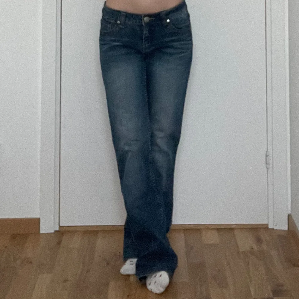 Säljer dessa lågmidjade bootcut jeans i storlek M. Mycket bra skick! 💕. Jeans & Byxor.