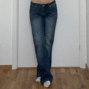 Säljer dessa lågmidjade bootcut jeans i storlek M. Mycket bra skick! 💕