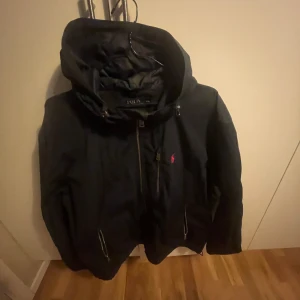 Ralph Lauren jacka  - Tunn jacka för höst/vår. Storlek XXL. Bra skick! Nypris 2499:-