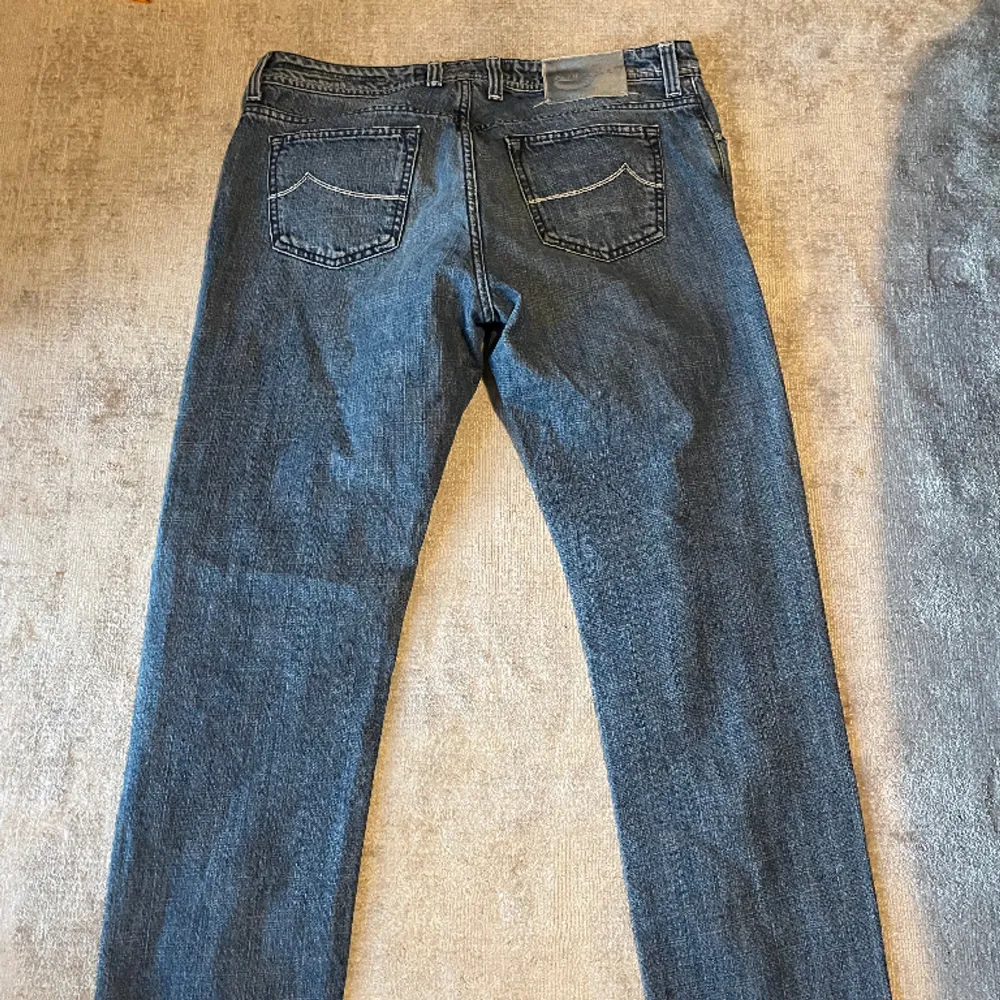 Jacob cohën jeans  Storlek: 35, passar mindre (mått 109 cm långa, 45 cm långa vid midjan) Skick: bra skick  Pris: 599. Jeans & Byxor.