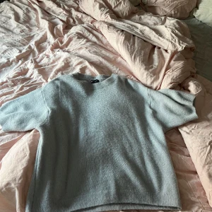 stickad kortärmad - Fin stickad grå kortärmad, från Chelsea i Onesize, använd max 2 gånger. 150+frakt vid snabbaffär 