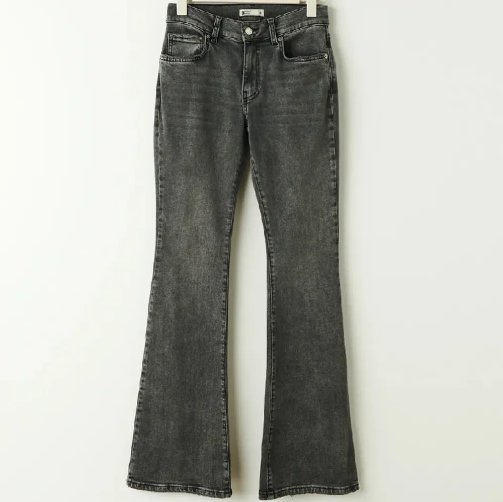 Säljer ett par jättefina mörkgrå lågmidjade jeans från Gina Tricot då de är lite för stora för mig 💕 strl 44, stretchiga! Pris kan diskuteras . Jeans & Byxor.