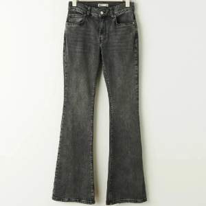 Säljer ett par jättefina mörkgrå lågmidjade jeans från Gina Tricot då de är lite för stora för mig 💕 strl 44, stretchiga! Pris kan diskuteras 