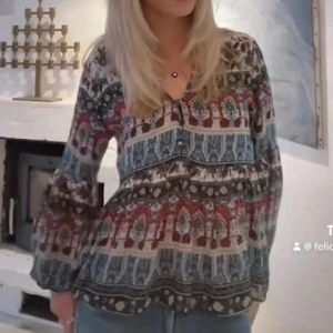 Blus - Super söt färgglad blus som tyvärr inte kommer till användning 