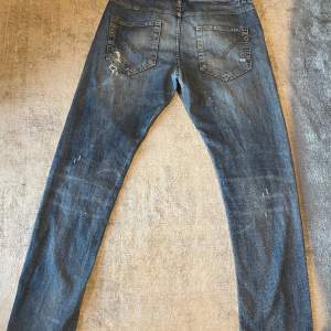Dondup conway jeans Storlek: 33 (mått 107 cm långa, 43 cm långa vid midjan) Skick: bra skick  Pris: 599 kr 