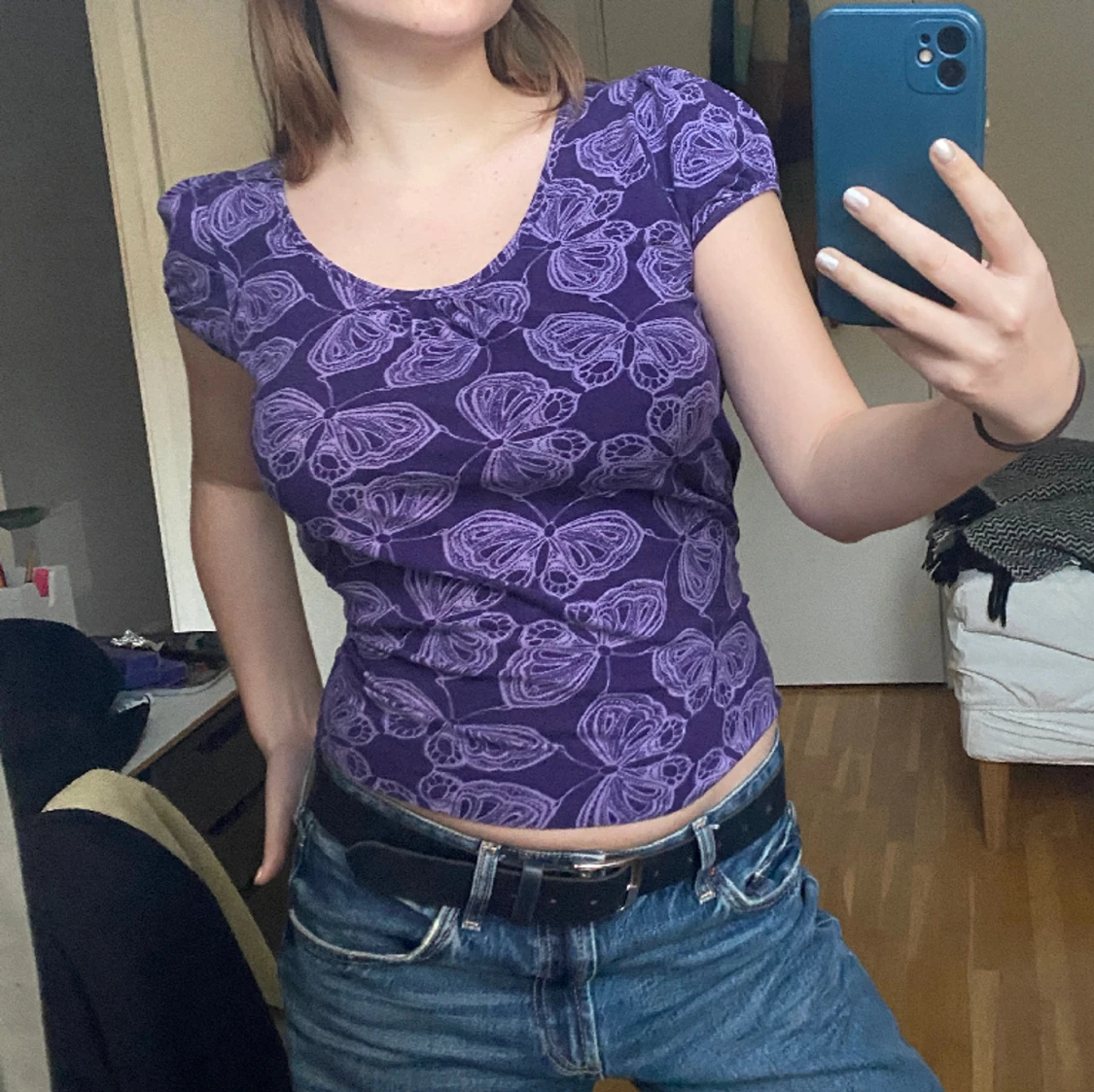 Lila fjärils tshirt