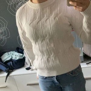 Stickad tröja  - Jätte fin stickad tröja som är i jätte fint skick köpt för 250kr