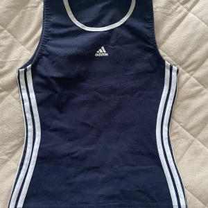 adidas topp - superfin topp från adidas i jättebra skick. Säljer då den är lite för liten på mig. Står ingen storlek men skulle uppskattas som en xs-s. Kan både frakta o mötas upp men då står köparen för frakten