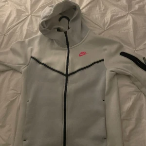 nike tech hype pink - hej säljer en riktigt fin nike tech. I unisex model och strk alltså ganska stor. Använd maxxx 4-10 ggr. Eftersom jag inte riktigt användt den så ofta. Den är också köpt i tyskland, hamburg, nike för 1400 ungefär