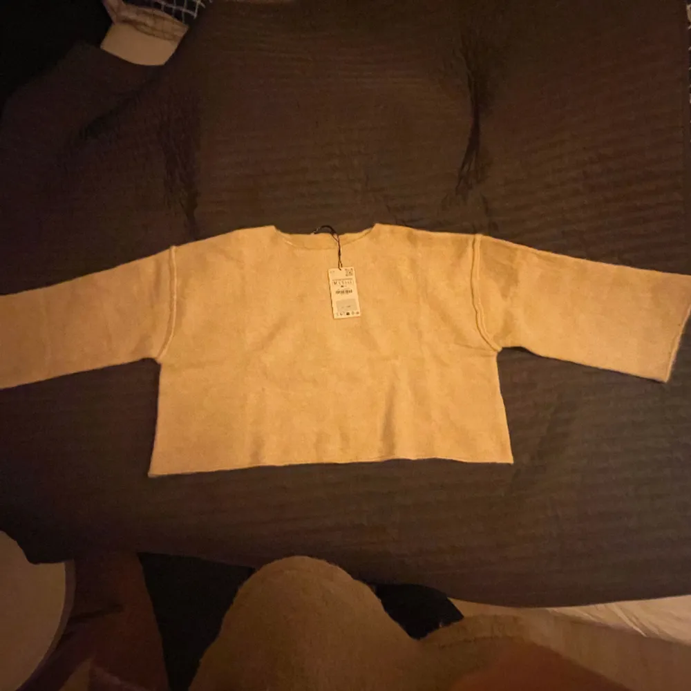 oanvänd stickad tröja från zara. storlek M men skulle säga att den sitter mer som en S. HELT NY! nypris:400kr . Tröjor & Koftor.