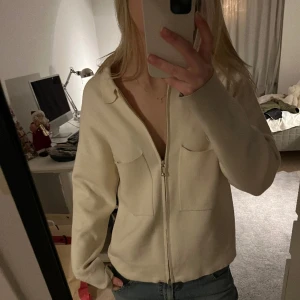 Beige kofta - Massimo Dutti kofta i beige. två fickor i fram, använd flera gånger men är i bra skick!🫶🏻🫶🏻