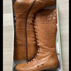 Vintage höga brun läder boots med snörning hela vägen upp. Jättefina och unika! Startbud 1 000kr eller köp direkt⭐️ 