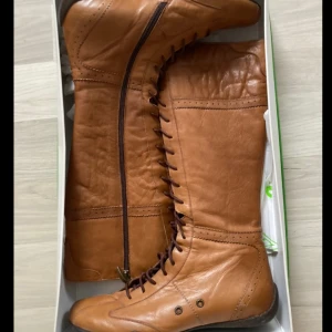 Skor/boots - Vintage höga brun läder boots med snörning hela vägen upp. Jättefina och unika! Startbud 1 000kr eller köp direkt⭐️ 