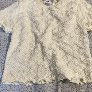 krämfärgad topp - Mycket bekväm och mjuk, du använder den inte ens en gång så den är helt ny.