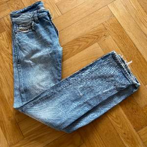 Säljer nu ett par RIKTIGT feta diesel jeans Storlek 28,32 Skick 8/10 Om du har frågor så e de bara att kontakta mig