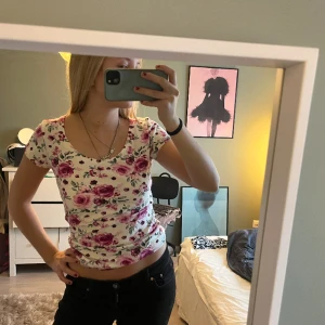 Blommig topp - Så fin blommig topp! Endast använd 1 gång!💞💞💞💞💞