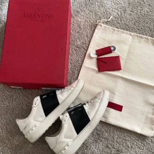 valentino skor - säljer mina älskade svarta valentino skor i storlek 37. De är i bra skick och inte sönder nånstans men med tecken på användning Man får med kvitto, dustbag och skokartongen!