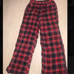 Rutiga pyjamas byxor - mycket bra skick. använd några gånger. köpt på barnavdelningen