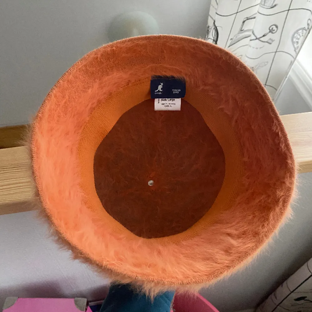 En kangol-hatt i orange päls ⚡️Storlek kids large skulle uppskatta den till en XS/S - rätt liten i storleken med andra ord. . Accessoarer.