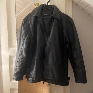 Vintage läderjacka  - Jätte fin vintage läderjacka från Marciano i herrstolek XXL