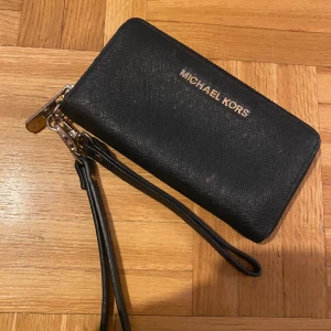 Michael Kors plånboken - Plånbok från Michael Kors köpt på Zalando. Fint skick. Finns i Kortedala.