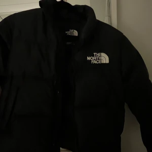 The north face nuptse takki - Pari kertaa käytetty ja on tosi hyvässä kunnossa!! Koko on junior L mut se vastaa naisten xs/s Ovh. 280€ 