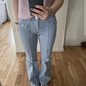 Blå low waisted jeans  - Säljer denna snygga slutsålda low waisted jeansen från H&M ! 🫶🏻