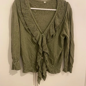 Cardigan  - En så fin grön cardigan men volang💚nästan aldrig använd