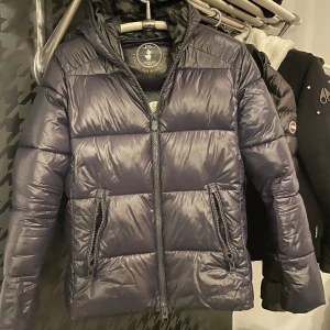 Save the Duck dunjacka - Tja, säljer min Save The Duck vinterjackan som är perfekt nu i kylan. Jag har använt den en vinter och har nu växt ur den. Jackan är gjort för 5+ grader till -15 grader. Köptes för 3000 men säljer för 1599kr, skick 9.5/10. Pris går att diskutera. 