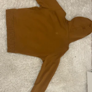 KENZO HOODIE - Äkta Kenzo Hoodie i strl xs för kvinnor. Använt ett fålar gånger. Senapsgul färg. Priset går att diskuteras!
