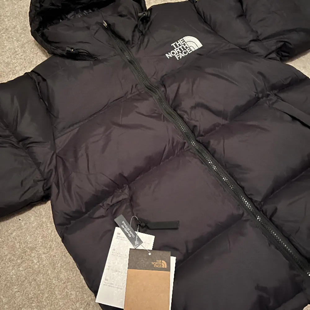 TNF puffer jacket size M. Super comfortable and brand new never used before! Bought for 3000 but prices can be discussed! Perfect for winter and cold environments and nice with the hood addition.. Jackor.