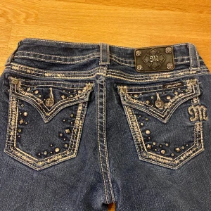 Miss me jeans  - Jeansen är i väldigt bra skick. Midjan rakt över är 40cm och innerben 71 cm ytterben 96 cm, benöppningen är 22 cm💙💙Skriv om du vill ha bilder på, du står för frakt💙🫶🏻